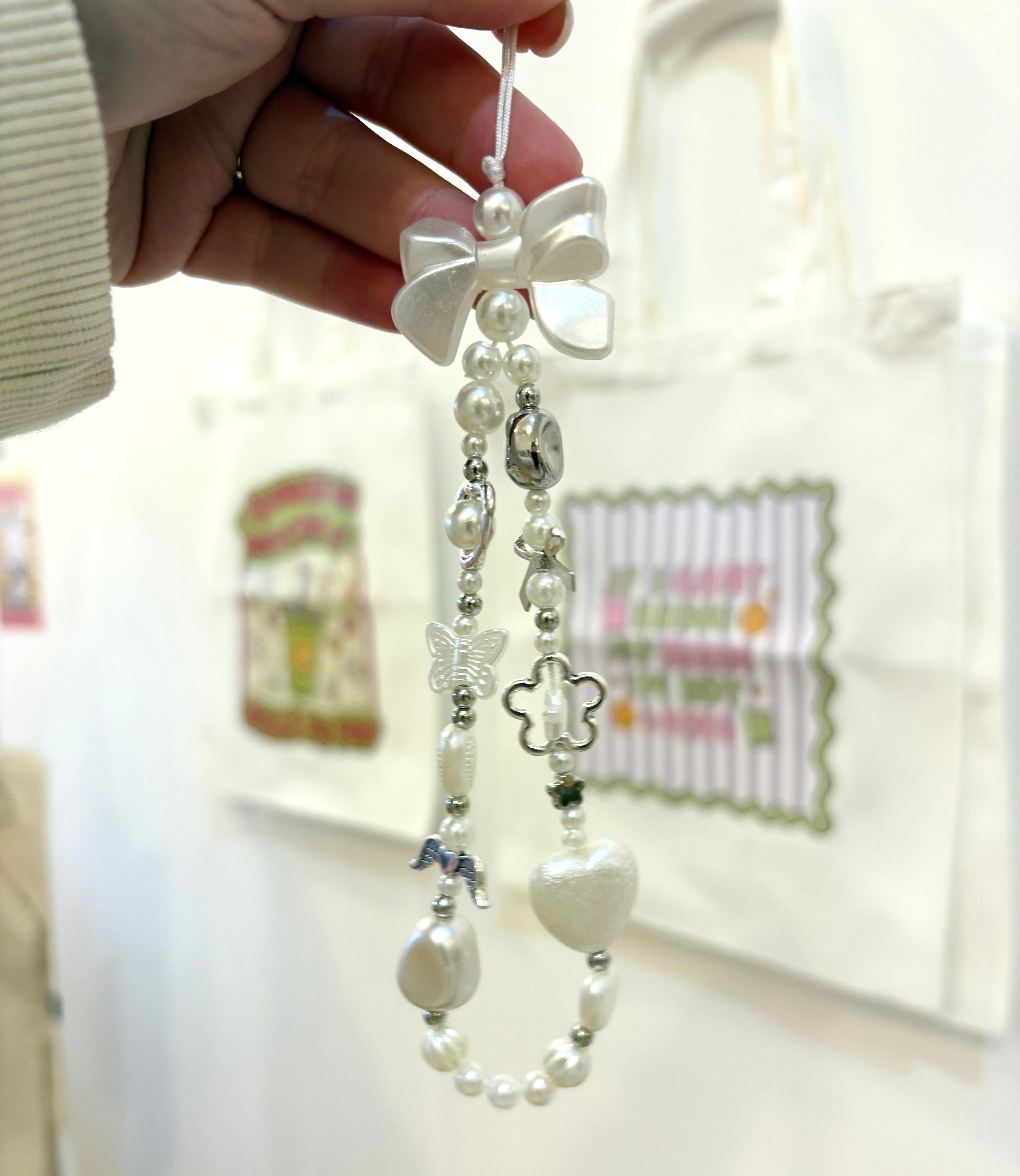 White and Silver Bow Phone Carm